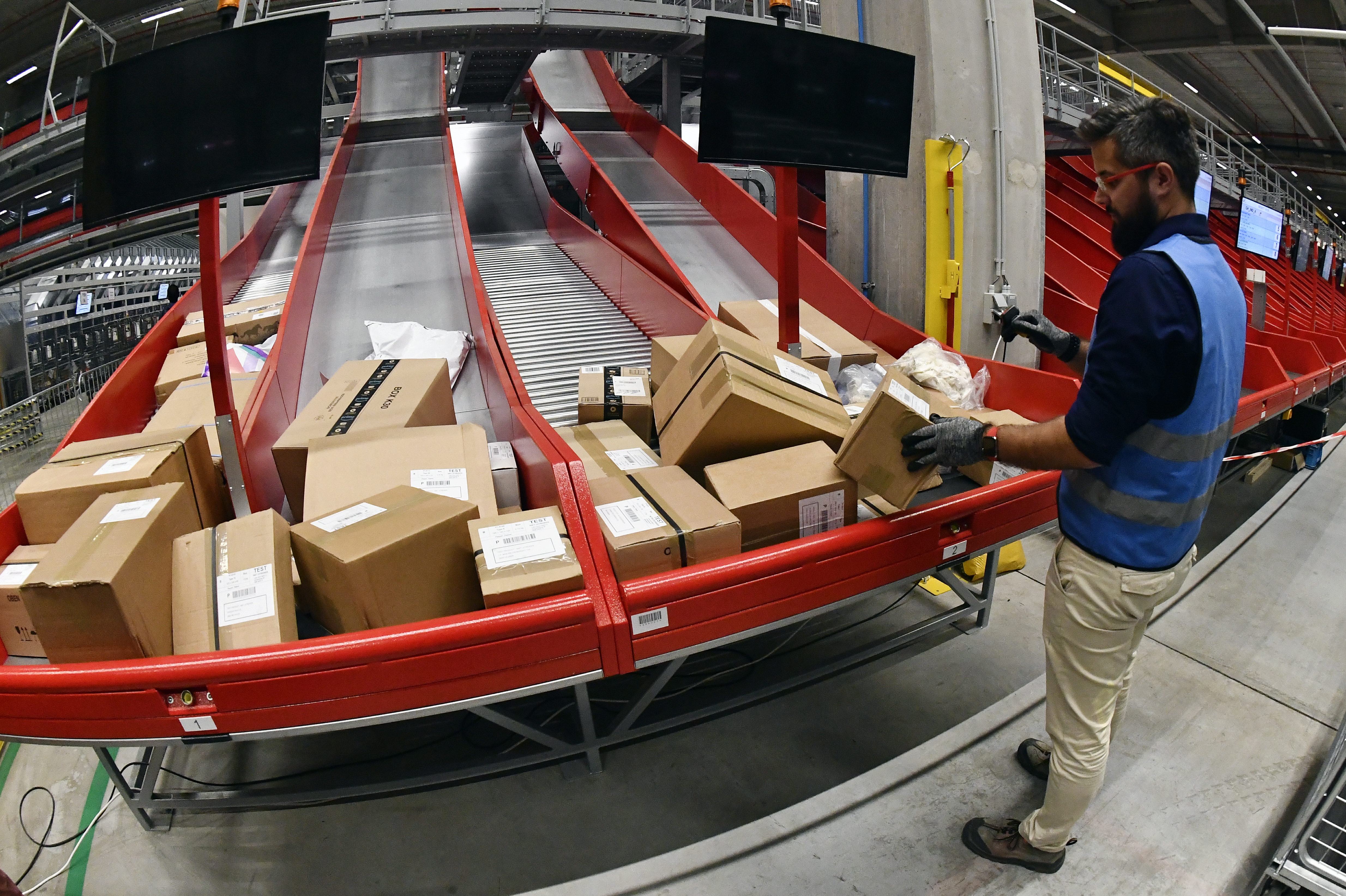 Bpost to add surcharge for end-of-year parcel deliveries | The Bulletin