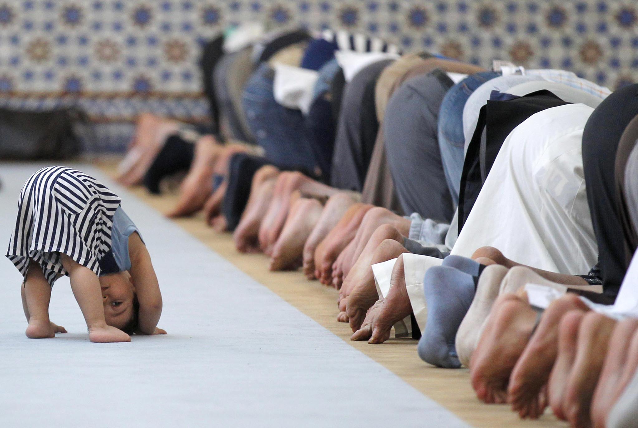 Мусульманская неделя. Дети в мечети. Мусульманин в поклоне. Мусульмане в мечети. Земной поклон в намазе.