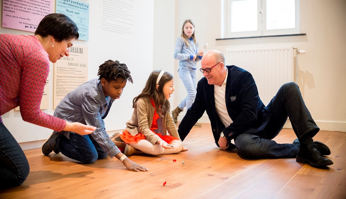 Autistic kids visit a museum