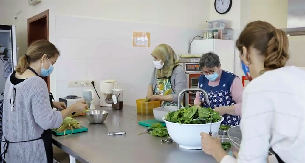 Etterbeek residents come together to cook in the restaurant Kom à la maison