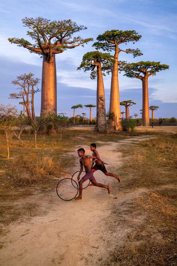 Boys_play_with_hoops-Morondava-Madagascar-2019cSteve_McCurry