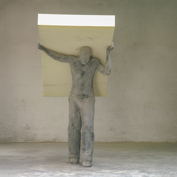 © Philip Aguirre y Otegui, Matrasdrager, 2001_ Collectie Vlaamse Gemeenschap, in bewaarneming bij Mu.ZEE Oostende. Foto © Koen de Waal