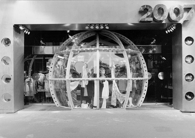 FRONT OF THE BUBBLE SHOP - ca 1969 - Avenue des Champs-Élysées, Paris - Christian Girard (1926-2008) - © Nicolas Girard