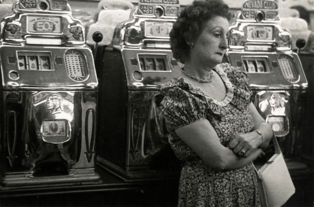 Slot machines, Nevad, Reno, 1949 © Lisette Model avec l’aimable autorisation de Baudoin Lebon et Avi Keitelman