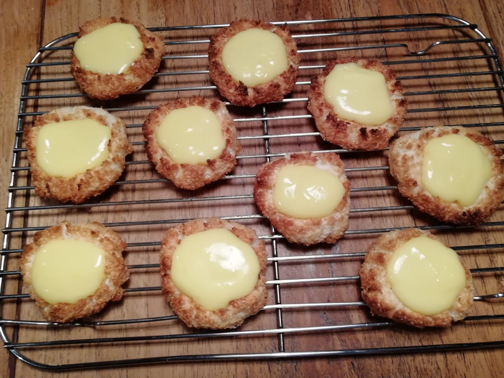Coconut biscuits with lemon curd