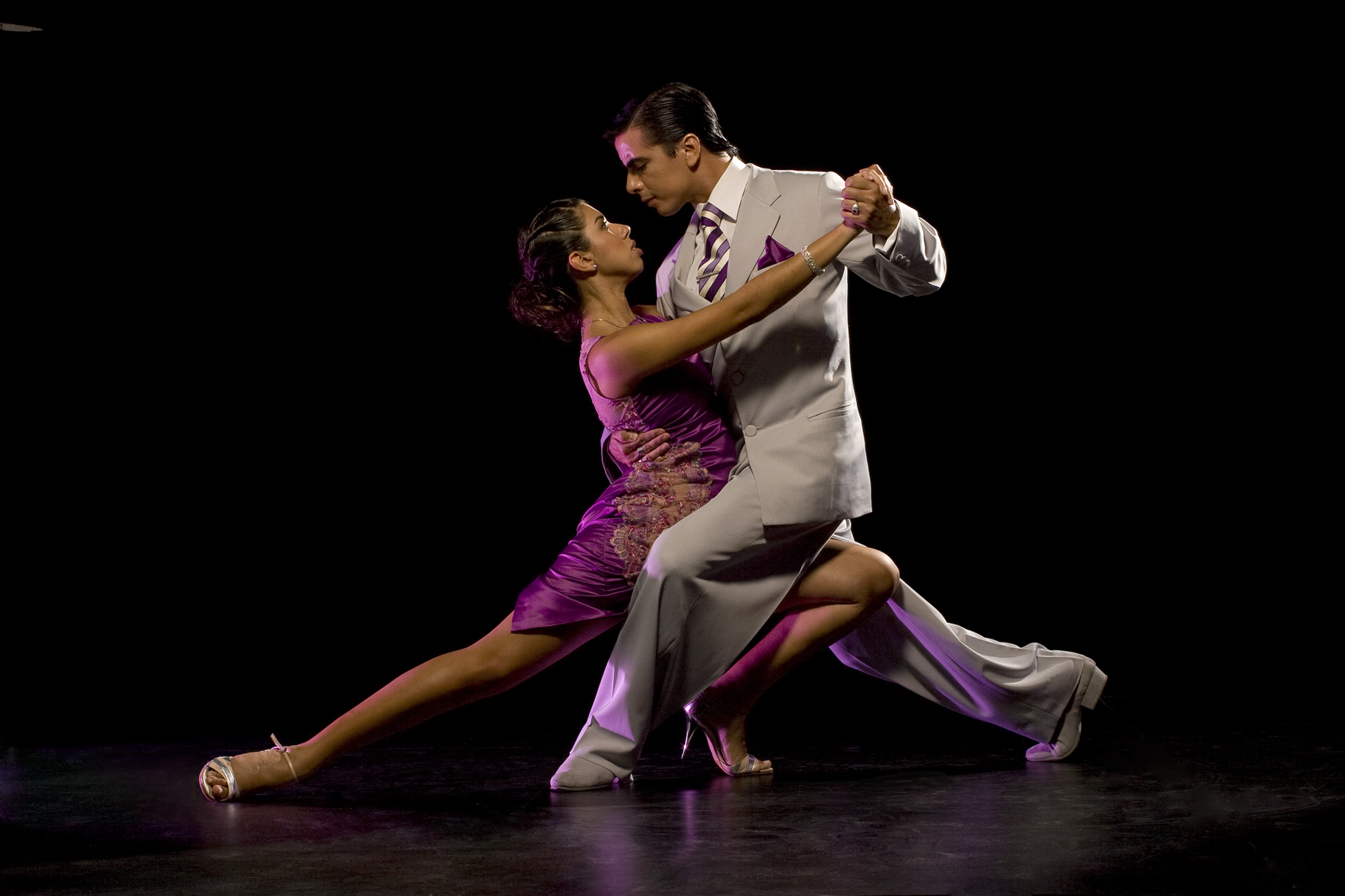 Танго трансляции. Аргентинский танцор танго Карлос Гарида. Танго Кумпарсита танец. Аргентинское танго Кумпарсита.