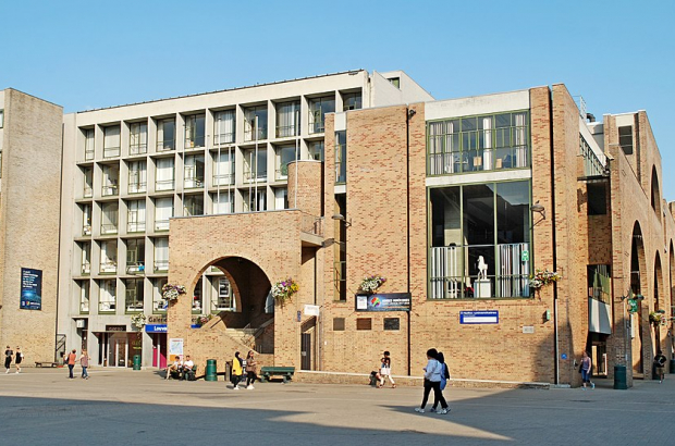 Louvain-la-Neuve - Place de l'Université - Halles universitaires (Wikipedia Commons)