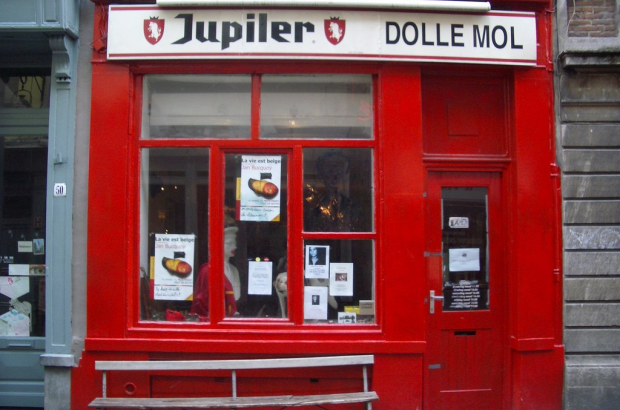 The café Dolle Mol on Rue des Éperonniers, Brussels. (Mark Smith via Wikimedia Commons)