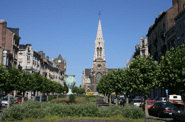 Avenue Louis Bertrand, in Schaerbeek, Brussels – looking towards the Vase des Bacchanales  and the church of  Saint-Servais (Wikipedia Creative Commons / Michel Wal)