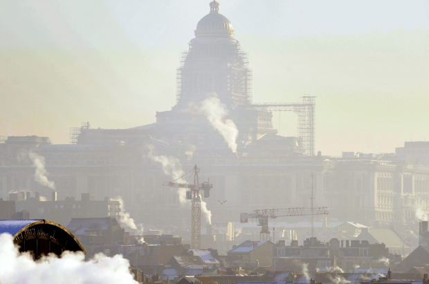 BRUSSELS, BELGIUM: Illustration picture shows the Brussels' Justice Palace and the smog above the city. (BELGA PHOTO BENOIT DOPPAGNE) BRUSSELS, BELGIUM: Illustration picture shows the Brussels' Justice Palace and the smog above the city. (BELGA PHOTO BENOIT DOPPAGNE)