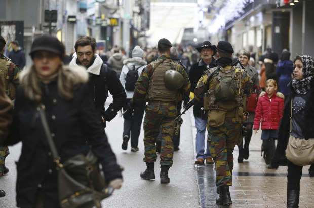 Soldiers on patrol in Brussels city centre as part of Operation Vigilant Guardian (BELGA PHOTO NICOLAS MAETERLINCK)