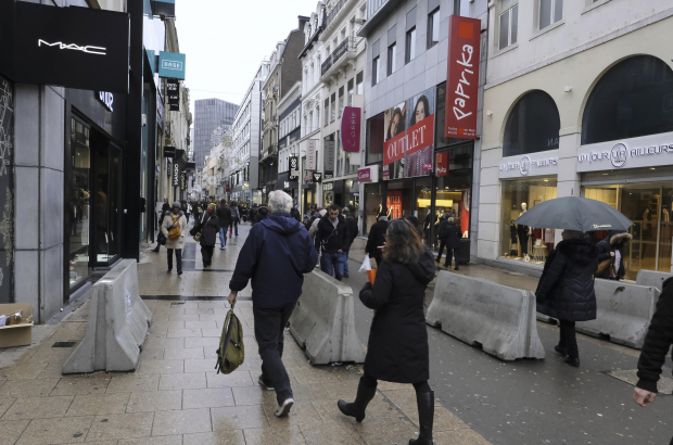 Pedestrians walking down the Rue Neuve in Brussels (BELGA PHOTO NICOLAS MAETERLINCK)