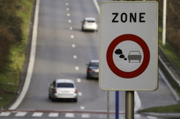 Illustration picture shows a traffic sign signalling the beginning of the 'low emission zone' in Brussels. (BELGA PHOTO THIERRY ROGE)