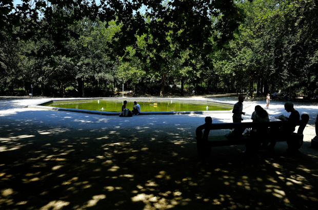 Illustration picture shows people enjoying the shade at the Warandepark/ Parc de Bruxelles, in the center of Brussels Thursday 26 July 2018. (BELGA PHOTO NICOLAS MAETERLINCK)