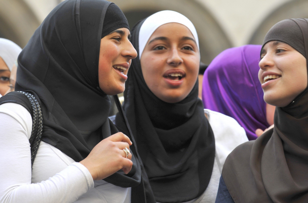 Illustration picture shows a group of Muslim girls wearing head scarves, talking together (BELGA PHOTO LUC CLAESSEN)