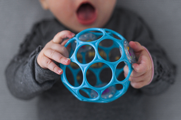 Illustration picture shows a baby playing with a ball, at home in Brussels. (BELGA PHOTO LAURIE DIEFFEMBACQ)