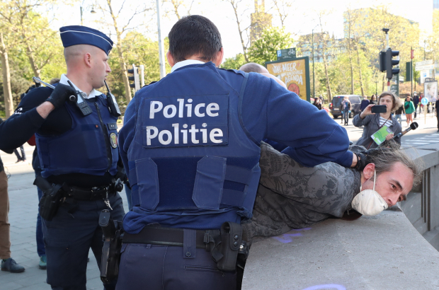Brussels police make an arrest during a protest against coronavirus measures in April, 2020 (BELGA PHOTO)