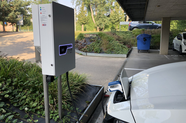 A electric car connected at a recharging point (BELGA PHOTO KATLEEN VASTIAU)