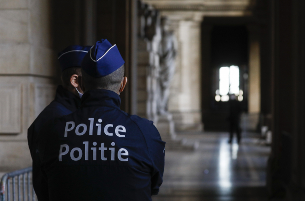 Police officers pictured at the entrance of the Brussels justice palace. (BELGA PHOTO THIERRY ROGE)