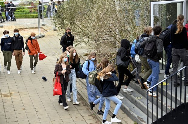 Pupils entering a secondary school (BELGA PHOTO ERIC LALMAND)