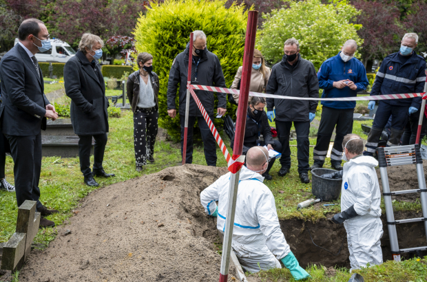 Justice Minister Vincent Van Quickenborne (L) and Alain Remue of the police unit for missing people 'Cel Vermiste Personen / Disparitions inquietantes' (center L) during an exhumation of an unidentified person, Tuesday 25 May 2021. (HAND OUT CABINET OF THE MINISTER OF JUSTICE) Justice Minister Vincent Van Quickenborne (L) and Alain Remue of the police unit for missing people 'Cel Vermiste Personen / Disparitions inquietantes' (center L) during an exhumation of an unidentified person, Tuesday 25 May 2021. (HAND OUT CABINET OF THE MINISTER OF JUSTICE)