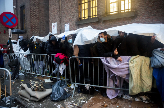 Illustration shows the conditions of waiting outside for asylum seekers in front of the 'Klein Kasteeltje - Petit Chateau' Fedasil registration centre for asylum seekers in Brussels, Wednesday 01 December 2021. Several humanitarian organizations denounce the fact that people are sleeping in the streets due to a lack of places in shelters, about 100 people are camping on the sidewalk in dire circumstances. (BELGA PHOTO HATIM KAGHAT)