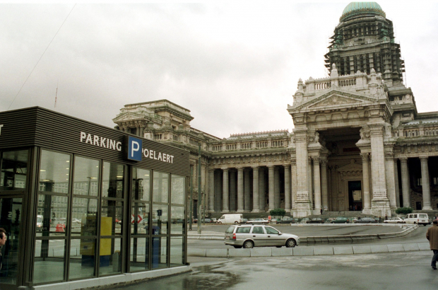 The entrance building of the Poelaert underground parking garage in front of the Brussels Court House (BELGA PHOTO HERWIG VERGULT)