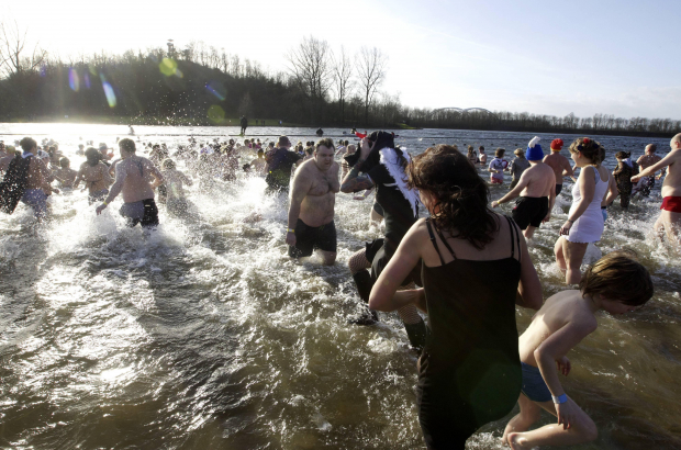 GENT, BELGIUM: Illustration shows people running into the water at the Blaarmeersen in Gent, (BELGA PHOTO NICOLAS MAETERLINCK)