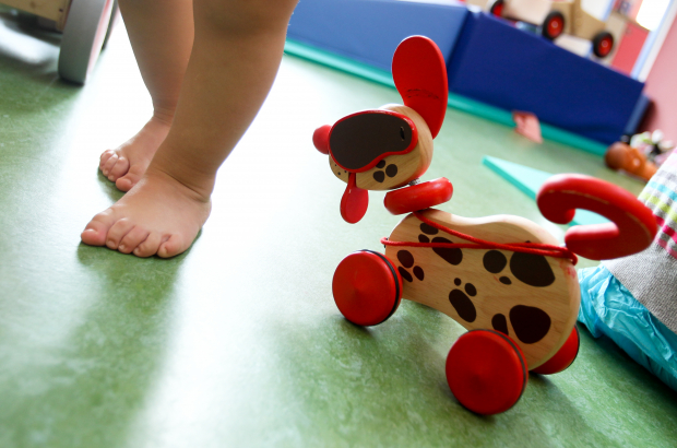 A child wakes past a pull-along toy dog (BELGA PHOTO)