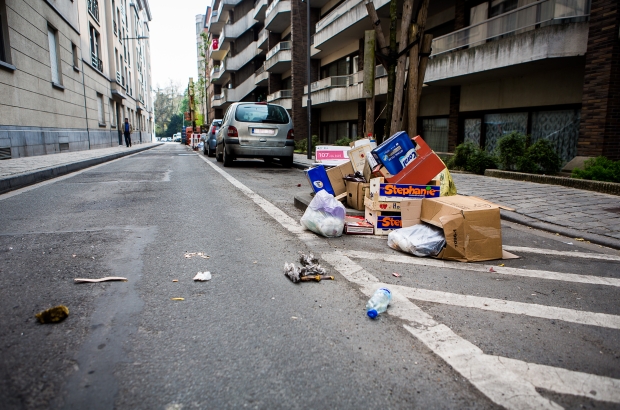 Illustration picture shows garbage dumped on the street in Brussels. (BELGA PHOTO SISKA GREMMELPREZ)