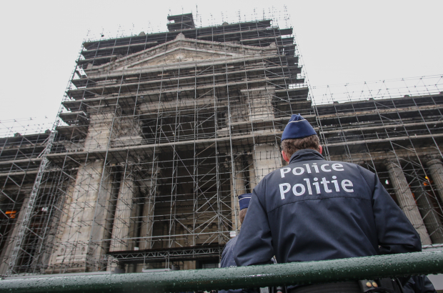 llustration picture shows a policeman outside during the evacuation of the Brussels justice palace, Tuesday 19 November 2013. BELGA PHOTO OLIVIER VIN