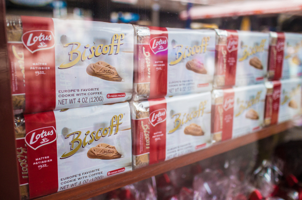 Packets of Lotus Biscoff cookies on sale in a store in San Francisco, USA (BELGA PHOTO SISKA GREMMELPREZ)