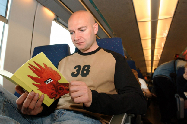 A man reads the book "het Vuur" by Bart Koubaa in the Oostende-Brussels train. (BELGA PHOTO LIEVEN VAN ASSCHE) A man reads the book "het Vuur" by Bart Koubaa in the Oostende-Brussels train. (BELGA PHOTO LIEVEN VAN ASSCHE)