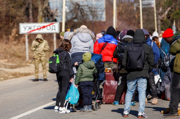 UZHHOROD, UKRAINE - FEBRUARY 27, 2022 - Refugees crowd at the Uzhhorod-Vysne Nemecke checkpoint on the Ukraine-Slovakia border, Zakarpattia Region, western Ukraine. (Photo by Ukrinform/Free licence)