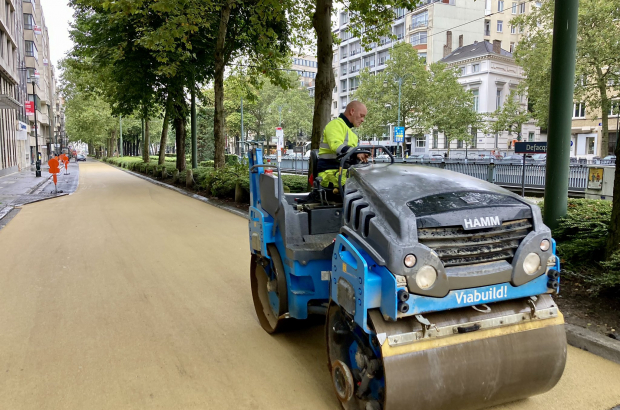 The new cycle street being constructed on Avenue Louise, Brussels, Sunday August 22, 2021 (© Dimitri Strobbe - Bruxelles Mobilité)