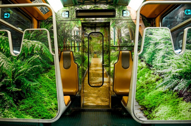 The STIB train featuring designs based on the Royal Greenhouses at Laeken (© STIB/MVIB)