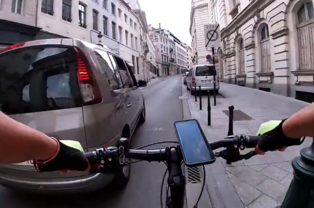 A still taken from the helmet camera footage of the incident, posted by the cyclist on his Twitter feed (© Flèche bleue)