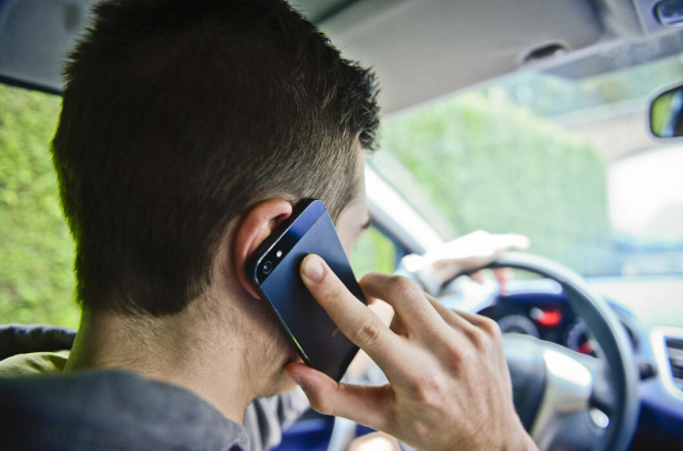 Illustration picture shows a man using his cellphone while driving a car (BELGA PHOTO LAURIE DIEFFEMBACQ) Illustration picture shows a man using his cellphone while driving a car (BELGA PHOTO LAURIE DIEFFEMBACQ)