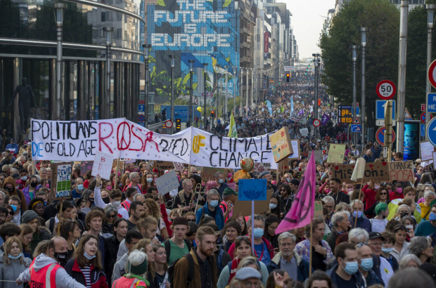 Illustration picture shows the #BackToTheClimate demonstration in Brussels, on Sunday 10 October 2021. More than 80 organisations from all over the country participated in the protest. (BELGA PHOTO NICOLAS MAETERLINCK)