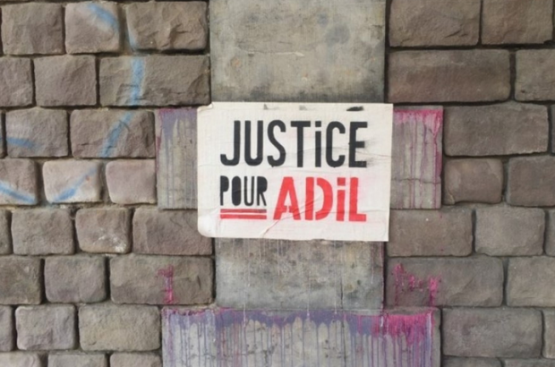 A sign on a wall in Anderlecht, Brussels, calling for justice for 19-year-old Adil who was killed in a police chase in April 2020 (© Wikipedia Creative Commons / All Rights Reserved)
