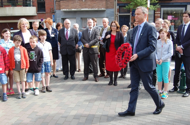 -	Left to right: British School of Brussels, Federal Commissioner-General (purple tie), Deputy Mayor(sash), Deputy ambassador(red dress), Minister