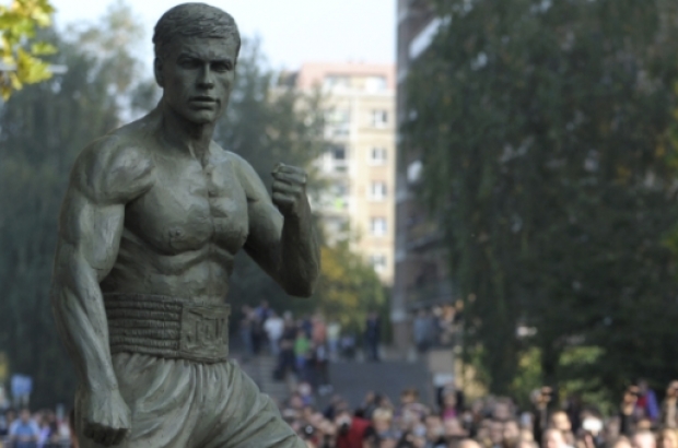 Памятник жанклод вандам
