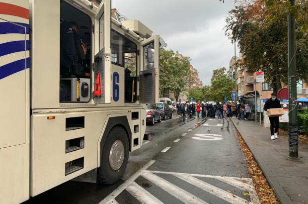 Riot police attend the protests near the Guinean embassy in Schaerbeek (© RTBF)