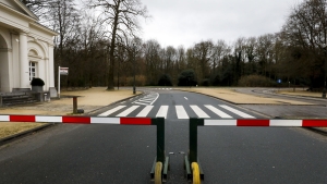 Illustration shows the closed entrance of Le Bois de la Cambre - Ter Mamerenbos, in Brussels. (BELGA PHOTO THIERRY ROGE)