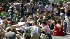 Illustration picture shows a picnic on the Anspachlaan - Boulevard Anspach street in Brussels, in front of the Beurs - Bourse stock exchange building, Sunday 07 June 2015. Brussels' residents organized the fourth edition of 'Picnic the Streets 2014' to ask a better mobility plan for the city centre. (BELGA PHOTO NICOLAS MAETERLINCK)