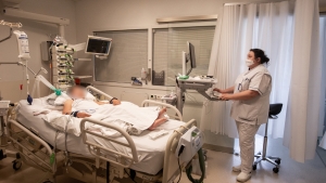 Illustration picture shows a nurse at the bed of a patient at the Universitair Ziekenhuis UZ Gent hospital, in Gent, Wednesday 31 March 2021. (BELGA PHOTO NICOLAS MAETERLINCK) Illustration picture shows a nurse at the bed of a patient at the Universitair Ziekenhuis UZ Gent hospital, in Gent, Wednesday 31 March 2021. (BELGA PHOTO NICOLAS MAETERLINCK)