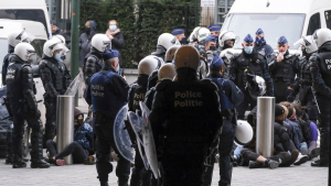 Illustration shows police forces and arrested demonstrators outside the Central Station in Brussels, Sunday 24 January 2021. (BELGA PHOTO NICOLAS MAETERLINCK)