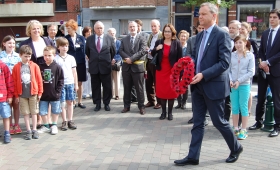 -	Left to right: British School of Brussels, Federal Commissioner-General (purple tie), Deputy Mayor(sash), Deputy ambassador(red dress), Minister